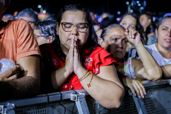 Festa Das Neves Reúne Multidão Em Noite De Reflexão E Louvor Com Padre Nilson Nunes